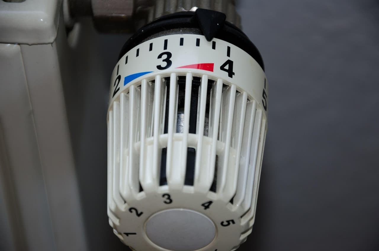 A thermostatic radiator valve head set between 3 and 4
